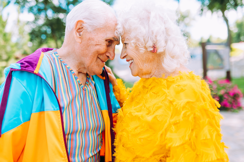 Äldre par som tittar kärleksfullt på varandra och förhoppningsvis har skrivit framtidsfullmakt