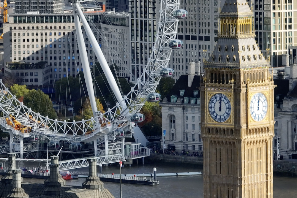 Miljöbild på Big Ben och pariserhjul i London