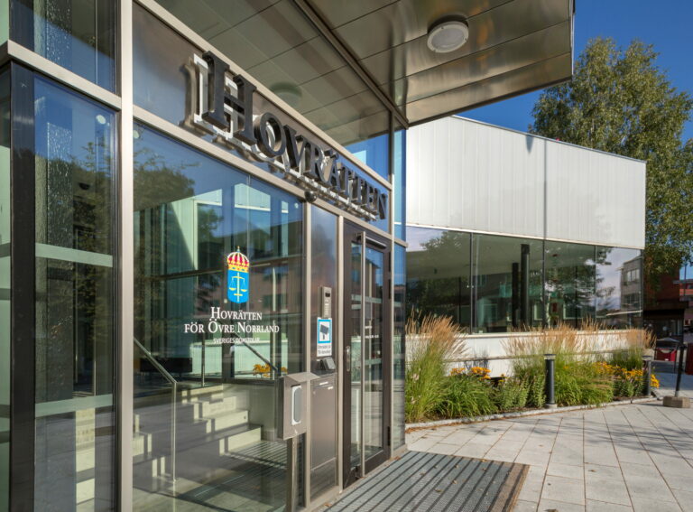 Vad är skillnaden mellan ett enskilt och allmänt åtal?